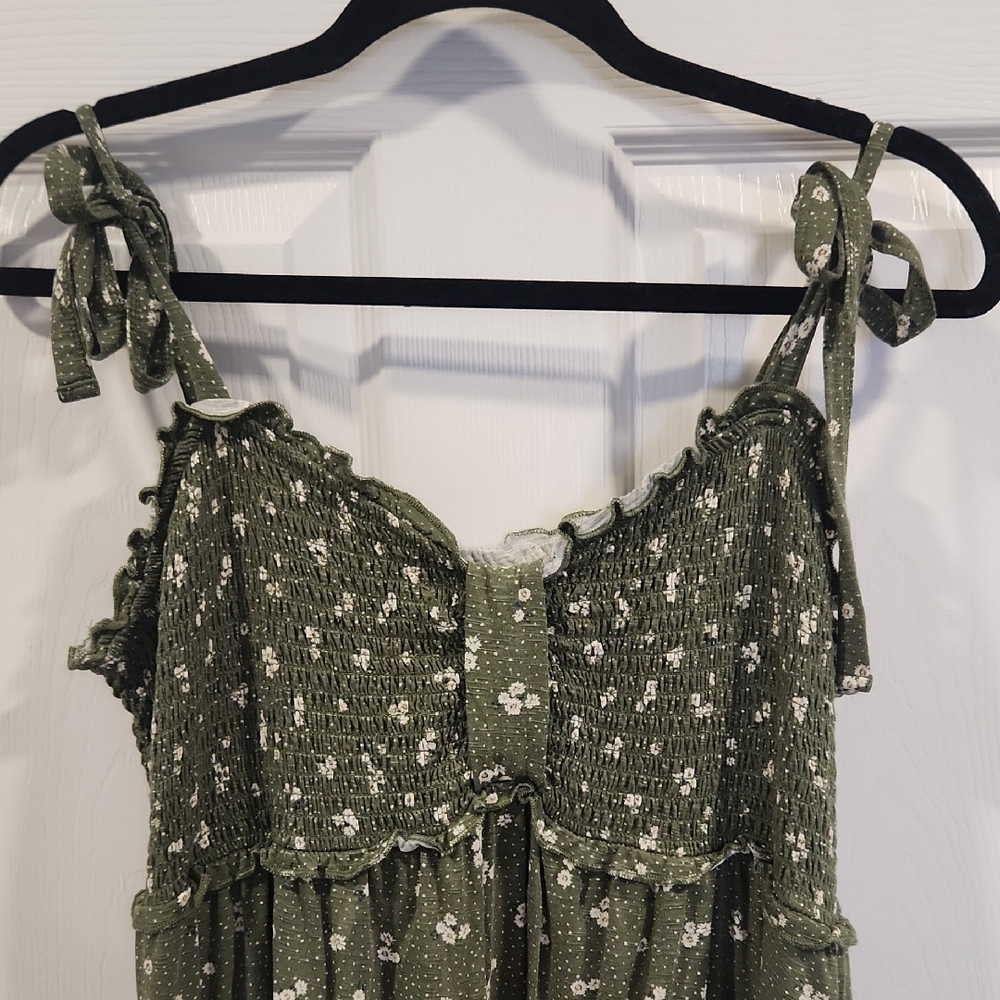 Torrid Green Smocked Top With Dainty Daisy Flowers